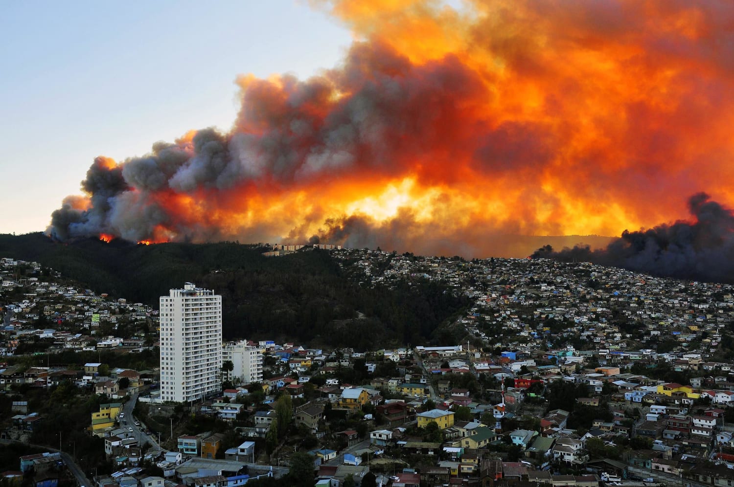 Image: Houses in flames during a fire near Santiago, Chile