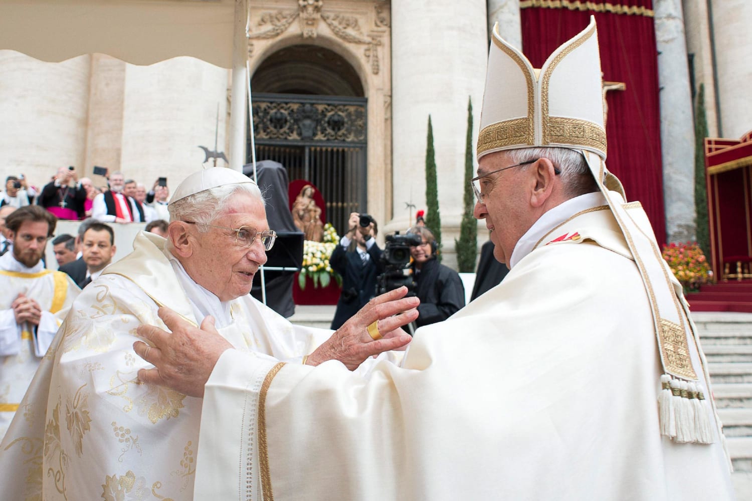 140427-pope-francis-benedict-embrace-123