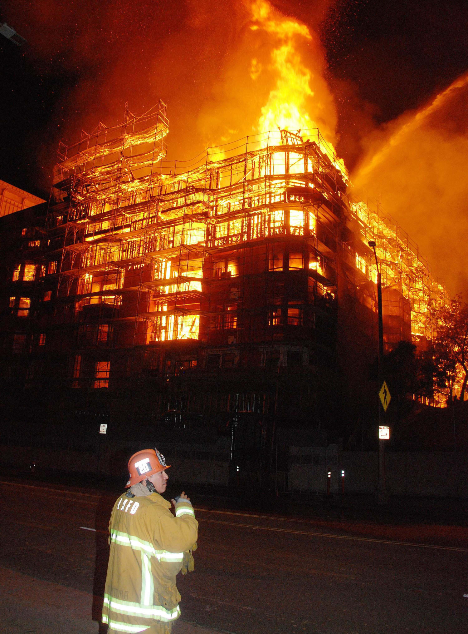 Image: Huge building fire in downtown LA