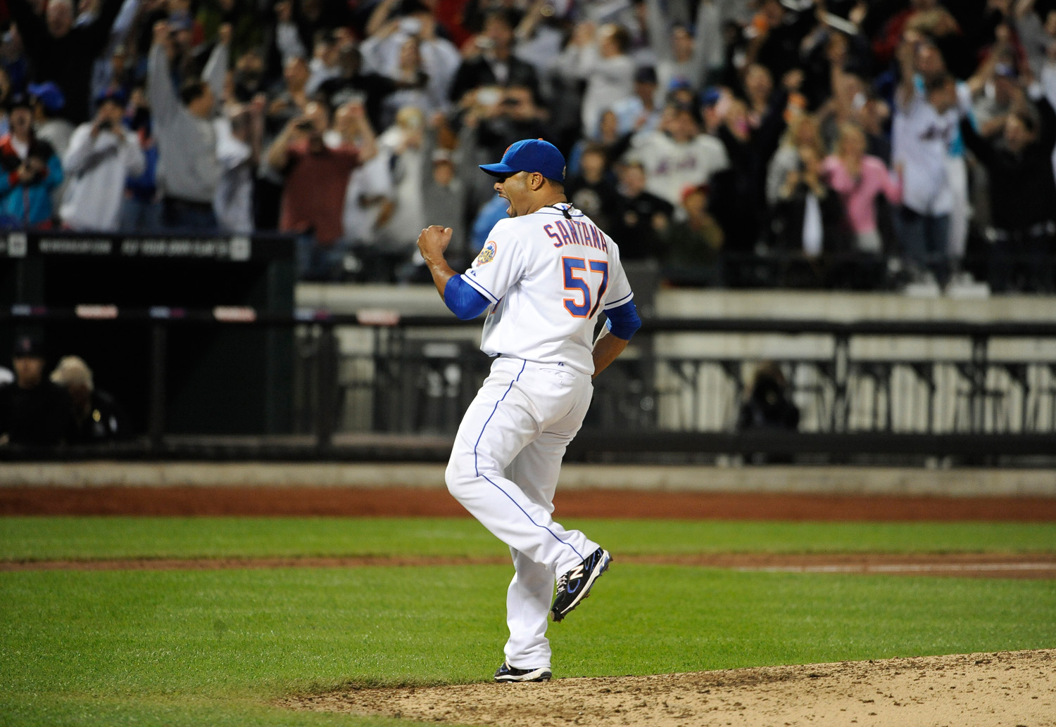Johan Santana Is Battered as Mets Fall to Dodgers - The New York Times