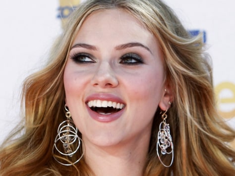 Image: Actress Scarlett Johansson arrives at the 2010 MTV Movie Awards in Los Angeles
