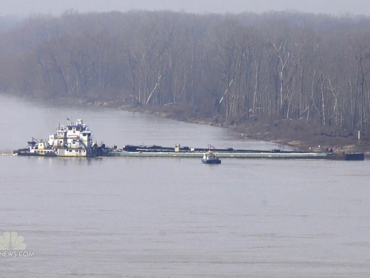 Oil leaks into Mississippi River after barge collision