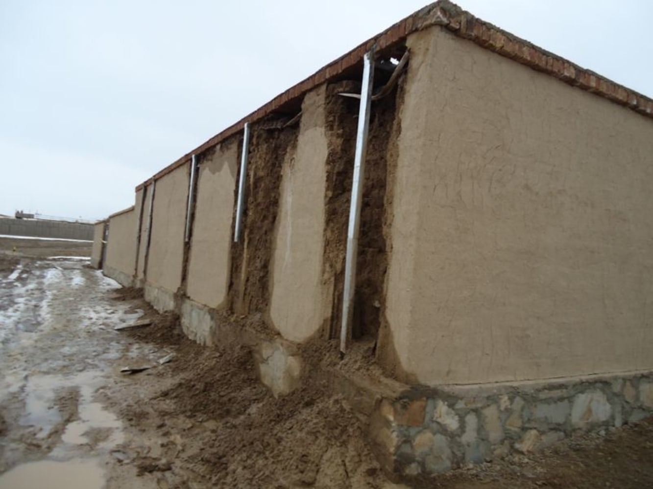  На объекты для афганской полиции было потрачено $ 456,7 млн, когда пошел дождь знания начали обрушаться.