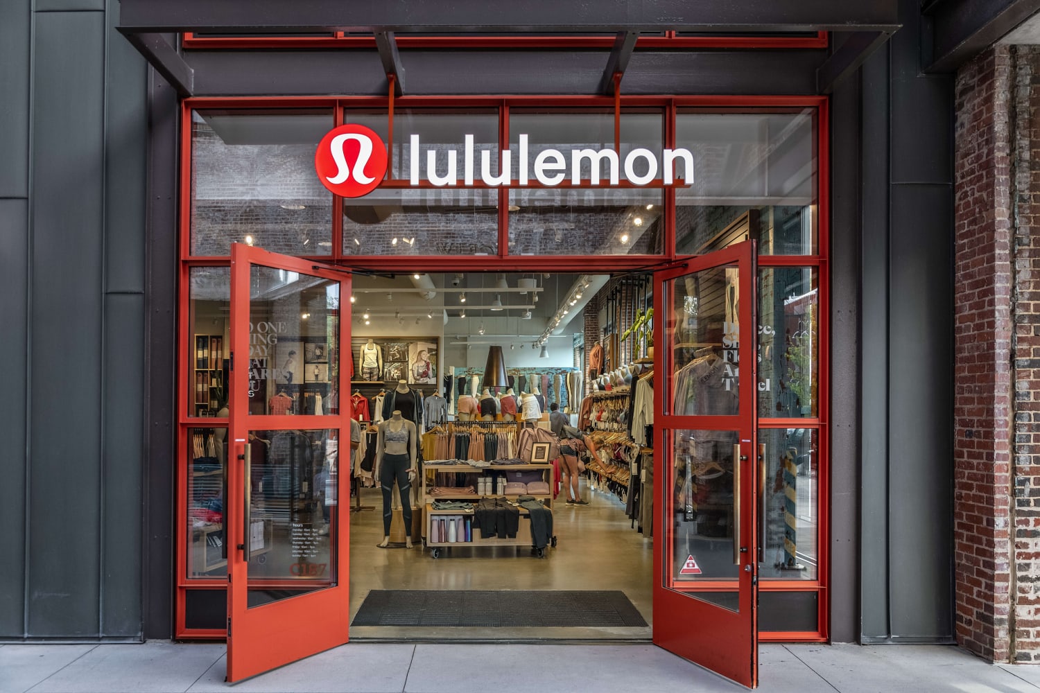 Lululemon apologizes after employee 