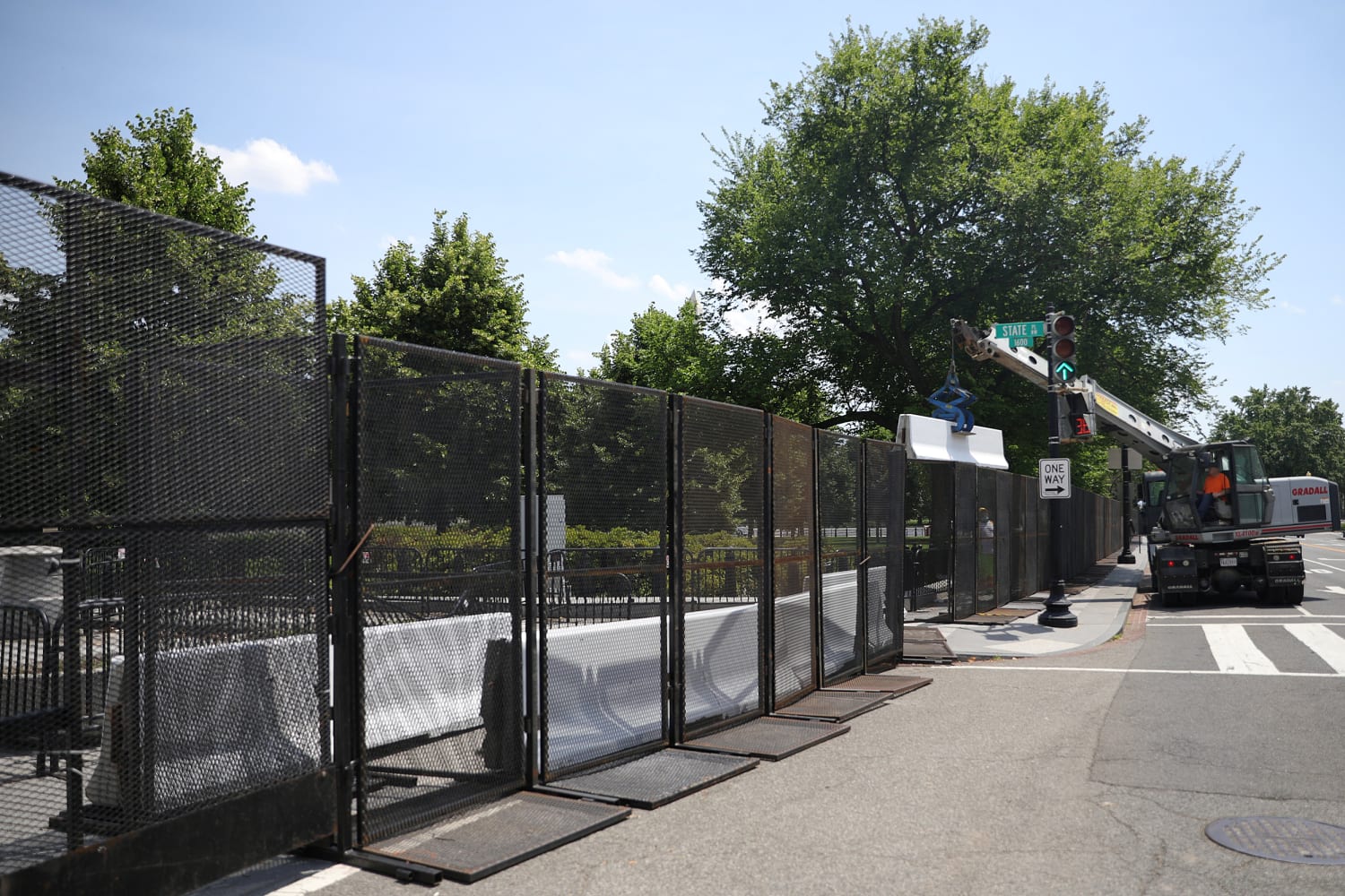 White House adds fencing around perimeter