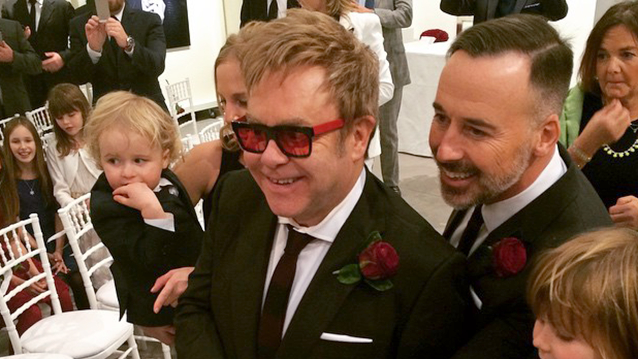Cum arată soțul lui Elton John. Cântărețul are doi copii, pe nume ...