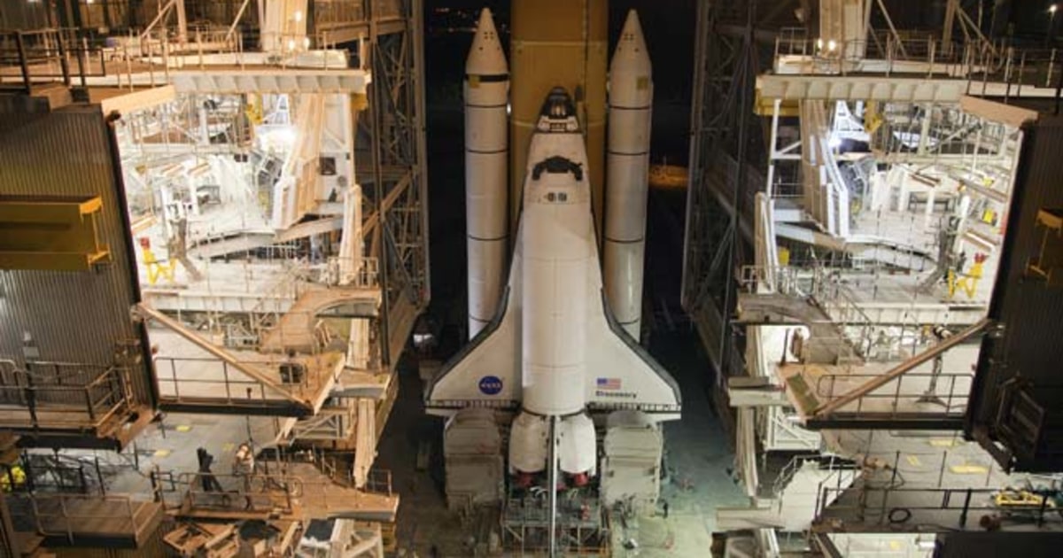 NASA finds new cracks on space shuttle's fuel tank