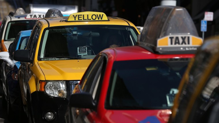 تاکسی در مقابل Rideshares: نبرد برای آینده حمل و نقل