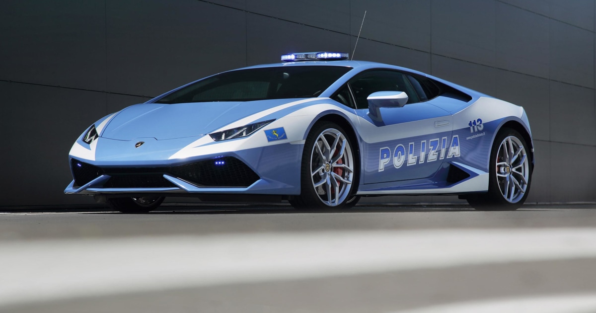 Italian Police Roll In A Brand New Lamborghini