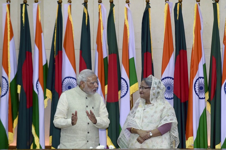 نخست‌وزیر هند علی‌رغم وجود نظر زنی، آتش می‌کشد.