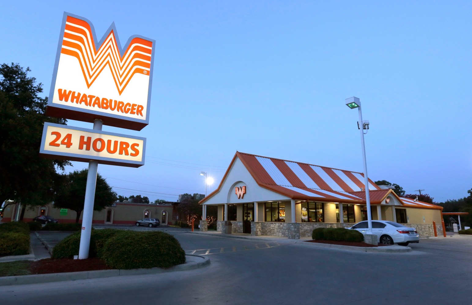 150712-whataburger-against-open-carrying-law-yh-0235p_b0419baeee22095844460eb9f217be07.nbcnews-ux-2880-1000.jpg