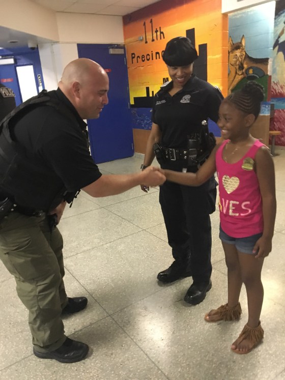 Dziewczynka zaskoczyła policjantów niezwykłym gestem