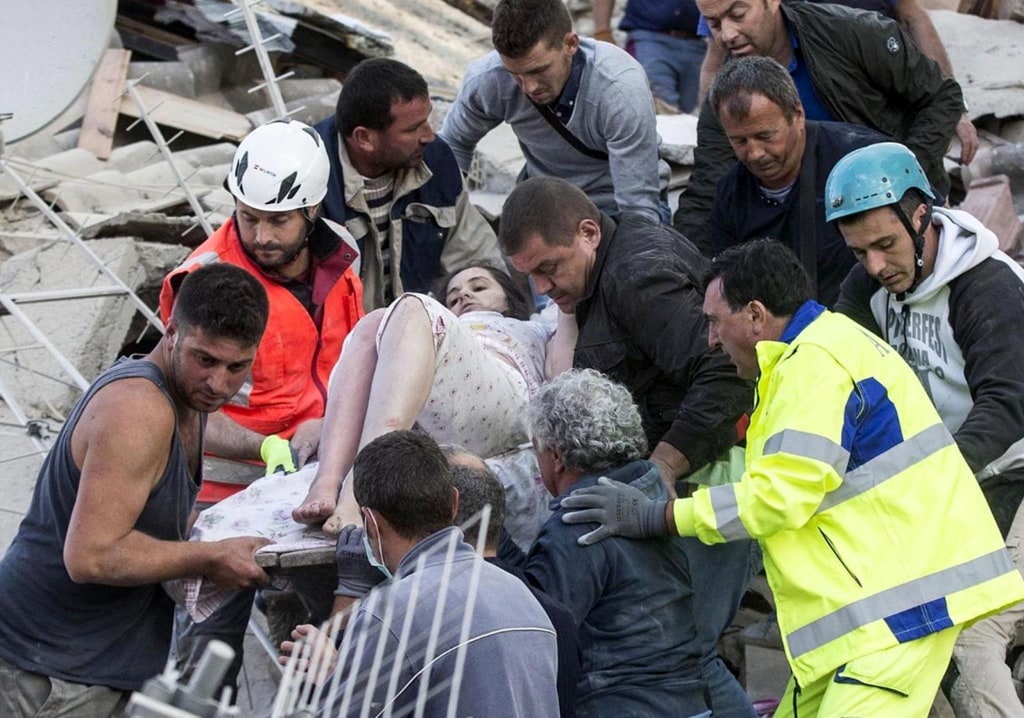 ĐTC cùng tín hữu lần hạt Mân Côi cầu cho các nạn nhân động đất Italia
