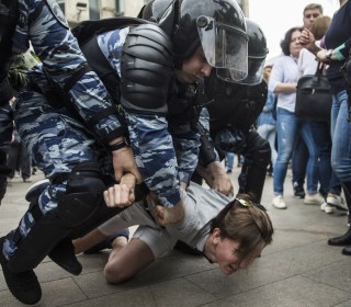 Police Arrest Over 1,000 in Russia Corruption Protests