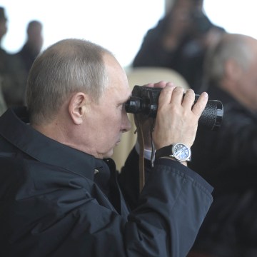 Image: Russian President Vladimir Putin watches the closing stage of Zapad 2013