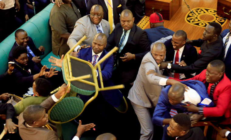 درگیری های ناگهانی در پارلمان اوگاندا در میان حرکت برای گسترش قانون رئیس جمهور