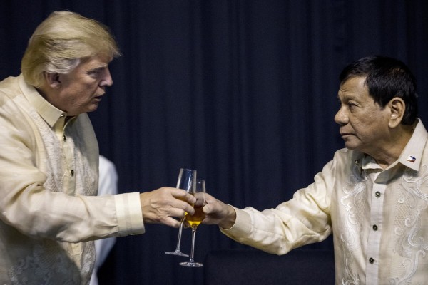 Image: Trump toasts Philippines President Rodrigo Duterte