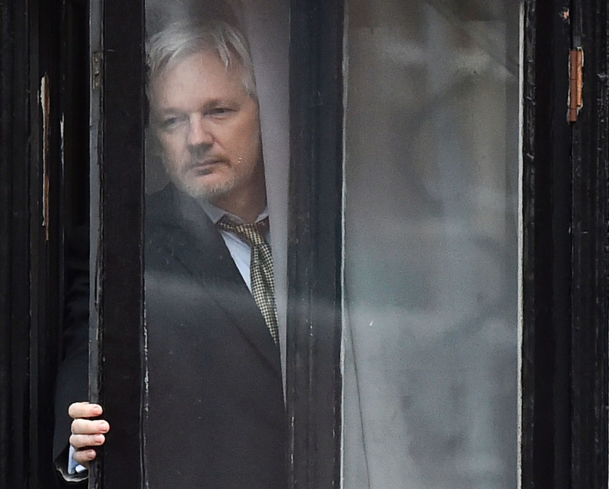Julian Assange loses bid to get British arrest warrant 