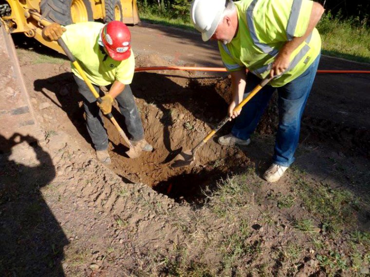 Imaeg Lake Connections crew laying fiber underground in Blueberry Hill Minnesota