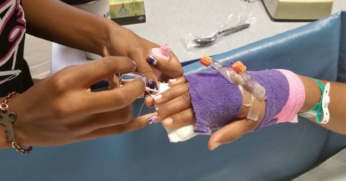 Meet the young woman who gives hospitalized girls hope by doing their nails