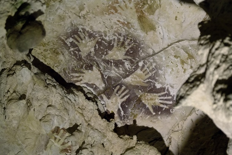 181107-borneo-oldest-cave-art-hands-se-1