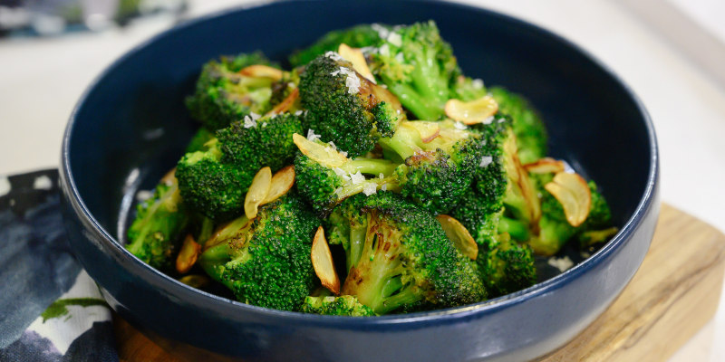 Hidangan brokoli yang ditumis sederhana dengan bawang putih, disajikan di atas piring. makan sehat - bettermeal