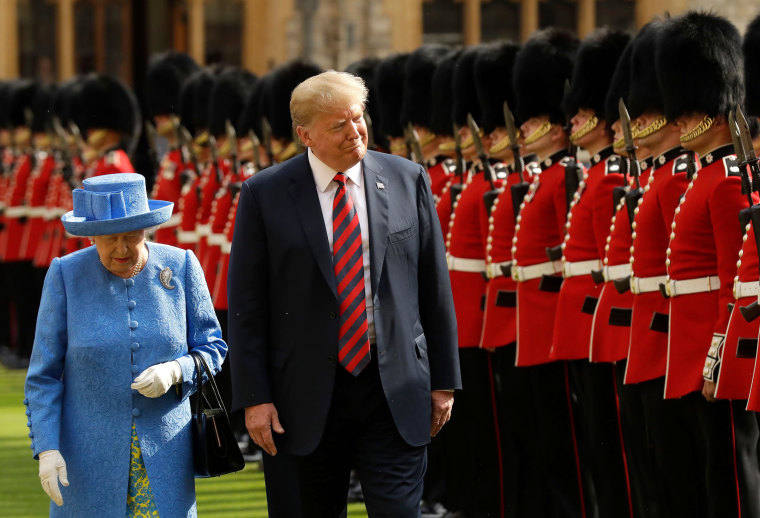 Bild: Drottning Elizabeth och president Donald Trump inspekterar hedersvakten på Windsor Castle i England den 13 juli 2018.