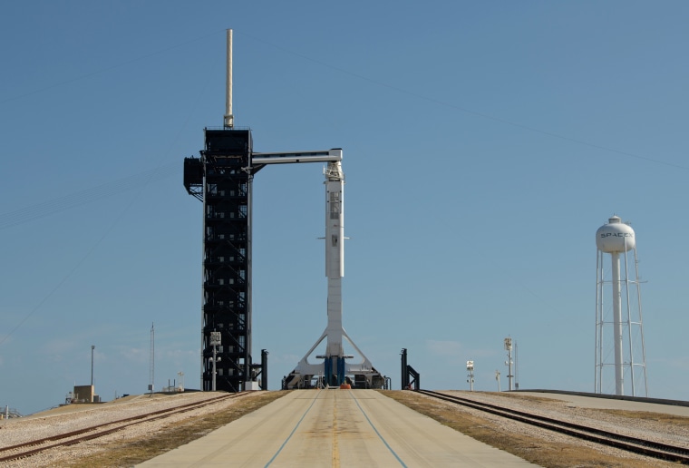 Një raketë SpaceX Falcon 9 me anijen e kompanisë Crew Dragon në bord është ngritur në një pozicion vertikal në jastëkun e lëshimit në Launch Complex 39A ndërsa përgatitjet vazhdojnë për misionin Demo-2 në 21 maj 2020, në Qendrën Hapësinore Kennedy të NASA-s në Florida.