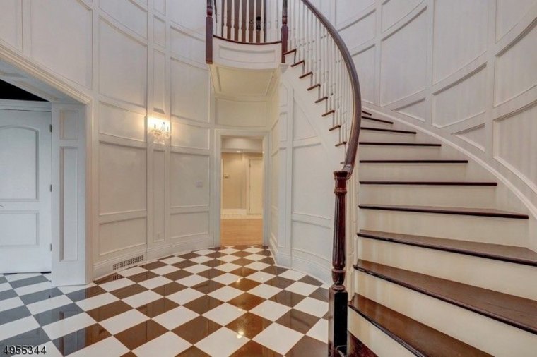 foyer-golvet är tillverkat av marmor.