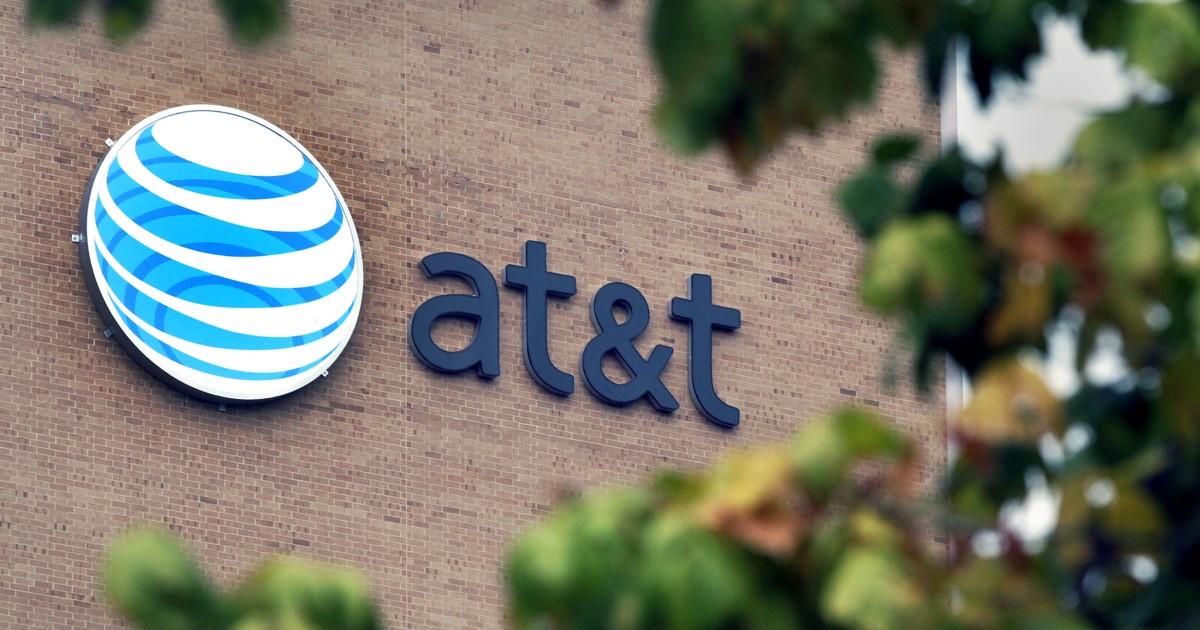 A 90-year-old man displays $ 10,000 ads to inform the AT&T CEO about the slow service