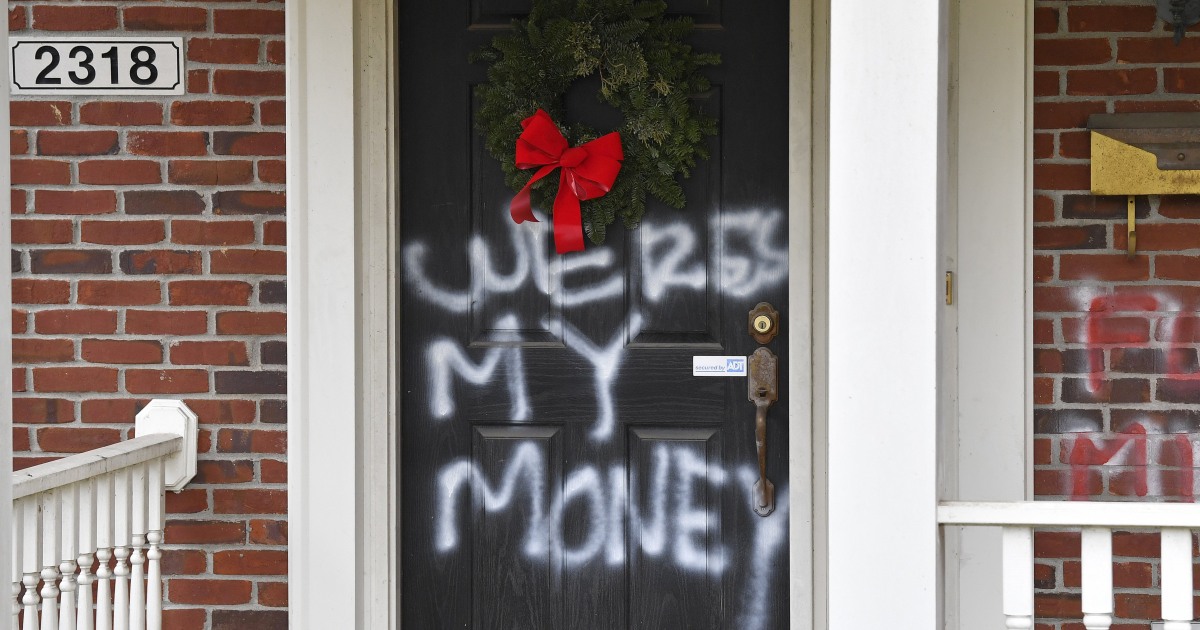 Pelosi and McConnell homes vandalized after Congress failed to approve $ 2,000 stimulus checks