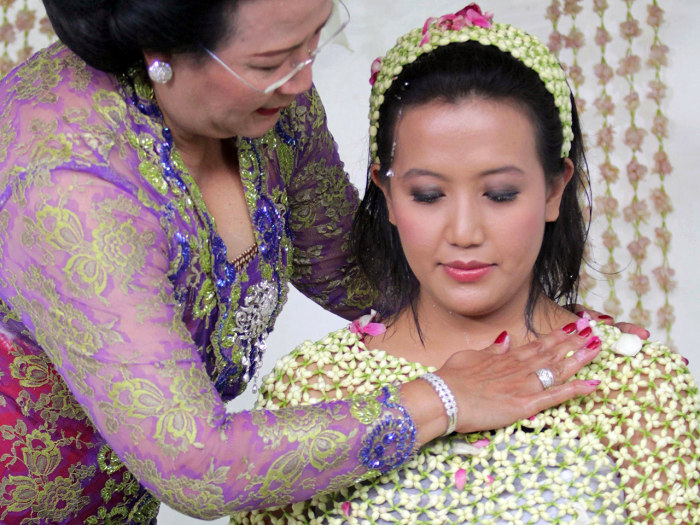 Princess bride! Crowds celebrate colorful royal Indonesian wedding
